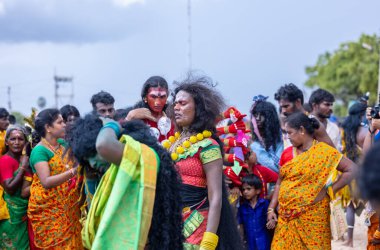 Kulashekharapatnam, Tamilnadu, Hindistan - 11 Ekim 2024: Kulasai, Hint Hindu dindar portresi boyalı yüz ve tanrıça Kali gibi giyinmiş kulasai dasara tarikatının ayinlerini gerçekleştirmek için.