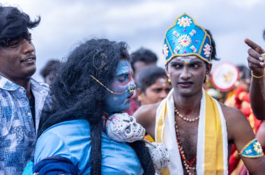 Kulashekharapatnam, Tamilnadu, Hindistan - 11 Ekim 2024: Kulasai, Hint Hindu dindar portresi boyalı yüz ve tanrıça Kali gibi giyinmiş kulasai dasara tarikatının ayinlerini gerçekleştirmek için.