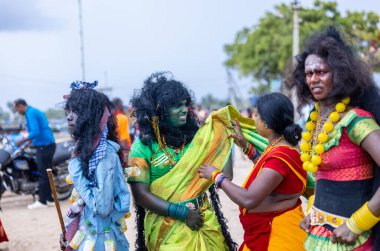 Kulashekharapatnam, Tamilnadu, Hindistan - 11 Ekim 2024: Kulasai, Hint Hindu dindar portresi boyalı yüz ve tanrıça Kali gibi giyinmiş kulasai dasara tarikatının ayinlerini gerçekleştirmek için.