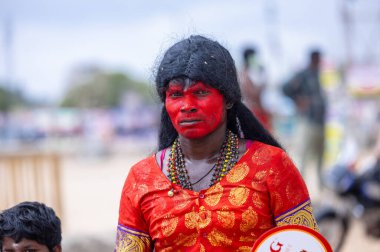 Kulashekharapatnam, Tamilnadu, Hindistan - 11 Ekim 2024: Kulasai, Hint Hindu dindar portresi boyalı yüz ve tanrıça Kali gibi giyinmiş kulasai dasara tarikatının ayinlerini gerçekleştirmek için.