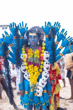 Kulashekharapatnam, Tamilnadu, Hindistan - 11 Ekim 2024: Kulasai, Hint Hindu dindar portresi boyalı yüz ve tanrıça Kali gibi giyinmiş kulasai dasara tarikatının ayinlerini gerçekleştirmek için.