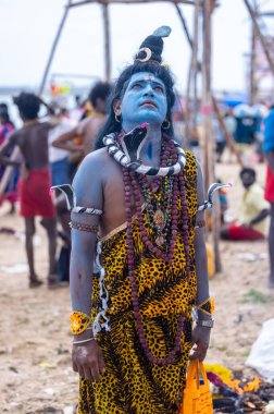 Kulashekharapatnam, Tamilnadu, Hindistan - 11 Ekim 2024: Kulasai, Hint Hindu dindar portresi boyalı yüz ve tanrıça Kali gibi giyinmiş kulasai dasara tarikatının ayinlerini gerçekleştirmek için.