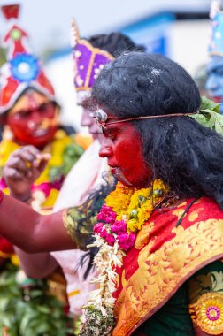 Kulashekharapatnam, Tamilnadu, Hindistan - 11 Ekim 2024: Kulasai, Hint Hindu dindar portresi boyalı yüz ve tanrıça Kali gibi giyinmiş kulasai dasara tarikatının ayinlerini gerçekleştirmek için.