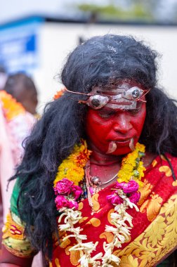 Kulashekharapatnam, Tamilnadu, Hindistan - 11 Ekim 2024: Kulasai, Hint Hindu dindar portresi boyalı yüz ve tanrıça Kali gibi giyinmiş kulasai dasara tarikatının ayinlerini gerçekleştirmek için.