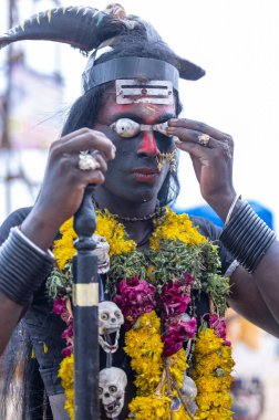 Kulashekharapatnam, Tamilnadu, Hindistan - 11 Ekim 2024: Kulasai, Hint Hindu dindar portresi boyalı yüz ve tanrıça Kali gibi giyinmiş kulasai dasara tarikatının ayinlerini gerçekleştirmek için.