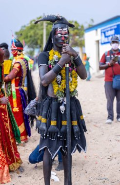 Kulashekharapatnam, Tamilnadu, Hindistan - 11 Ekim 2024: Kulasai, Hint Hindu dindar portresi boyalı yüz ve tanrıça Kali gibi giyinmiş kulasai dasara tarikatının ayinlerini gerçekleştirmek için.