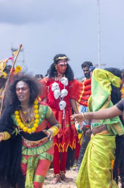 Kulashekharapatnam, Tamilnadu, Hindistan - 11 Ekim 2024: Kulasai, Hint Hindu dindar portresi boyalı yüz ve tanrıça Kali gibi giyinmiş kulasai dasara tarikatının ayinlerini gerçekleştirmek için.