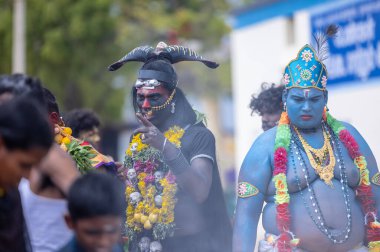 Kulashekharapatnam, Tamilnadu, Hindistan - 11 Ekim 2024: Kulasai, Hint Hindu dindar portresi boyalı yüz ve tanrıça Kali gibi giyinmiş kulasai dasara tarikatının ayinlerini gerçekleştirmek için.