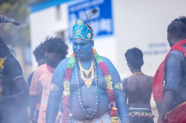 Kulashekharapatnam, Tamilnadu, Hindistan - 11 Ekim 2024: Kulasai, Hint Hindu dindar portresi boyalı yüz ve tanrıça Kali gibi giyinmiş kulasai dasara tarikatının ayinlerini gerçekleştirmek için.