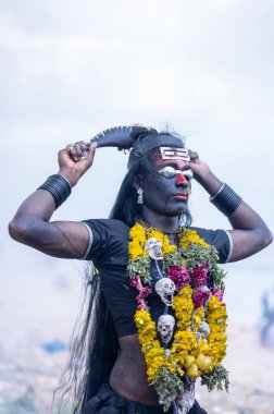 Kulashekharapatnam, Tamilnadu, Hindistan - 11 Ekim 2024: Kulasai, Hint Hindu dindar portresi boyalı yüz ve tanrıça Kali gibi giyinmiş kulasai dasara tarikatının ayinlerini gerçekleştirmek için.