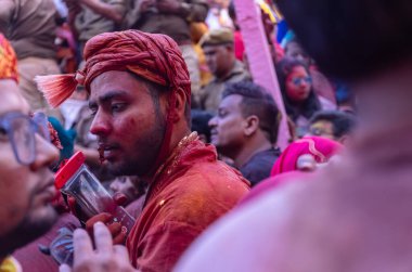 Barsana, Uttar Pradesh, Hindistan - 18 Mart 2024: Geleneksel giysiler ve rengarenk yüzlü Hindu erkek grubu, Barsana 'nın Rangili Gali' sindeki lathmar Holi 'yi geleneksel olarak kutluyorlar..