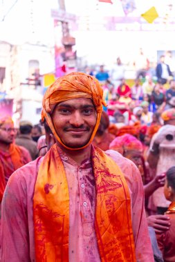 Barsana, Uttar Pradesh, Hindistan - 18 Mart 2024: Geleneksel giysiler ve rengarenk yüzlü Hindu erkek grubu, Barsana 'nın Rangili Gali' sindeki lathmar Holi 'yi geleneksel olarak kutluyorlar..