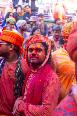 Barsana, Uttar Pradesh, Hindistan - 18 Mart 2024: Geleneksel giysiler ve rengarenk yüzlü Hindu erkek grubu, Barsana 'nın Rangili Gali' sindeki lathmar Holi 'yi geleneksel olarak kutluyorlar..