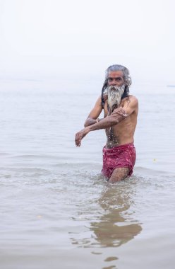 Prayagraj, Uttar Pradesh, Hindistan - 13 Ocak 2025: Mahakumbh, Mahakumbh, Kutsal Nehir Ganga 'sında duran kutsal erkek sadhu baba portresi.