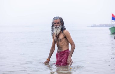 Prayagraj, Uttar Pradesh, Hindistan - 13 Ocak 2025: Mahakumbh, Mahakumbh, Kutsal Nehir Ganga 'sında duran kutsal erkek sadhu baba portresi.