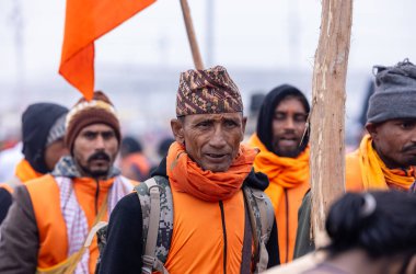 Prayagraj, Uttar Pradesh, Hindistan - 13 Ocak 2025: Mahakumbh, Pereagraj 'da maha kumbh mela' ya katılan kutsal erkek sadhu portresi.