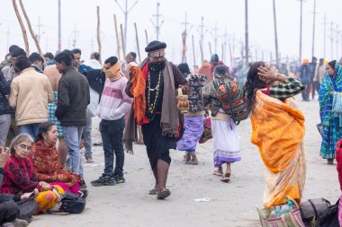 Prayagraj, Uttar Pradesh, Hindistan - 13 Ocak 2025: Mahakumbh, Pereagraj 'da maha kumbh mela' ya katılan kutsal erkek sadhu portresi.