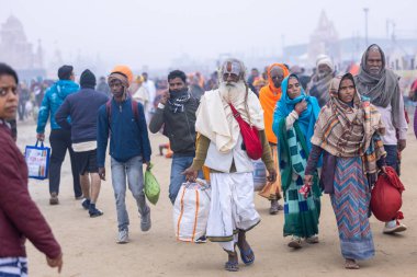 Prayagraj, Uttar Pradesh, Hindistan - 14 Ocak 2025: Mahakumbh, Mahakumbh, kutsal sadhu grubu ve dindarlar Sangam 'daki Ganga Nehri' ne doğru yürüyorlar..