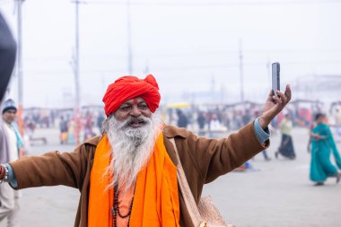 Prayagraj, Uttar Pradesh, Hindistan - 13 Ocak 2025: Mahakumbh, Pereagraj 'da maha kumbh mela' ya katılan kutsal erkek sadhu portresi.