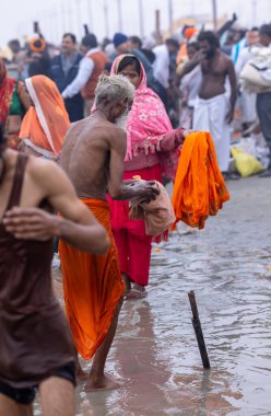 Prayagraj, Uttar Pradesh, Hindistan - 14 Ocak 2025: Mahakumbh, Mahakumbh, kutsal sadhu grubu ve dindarlar Sangam 'daki Ganga Nehri' ne doğru yürüyorlar..