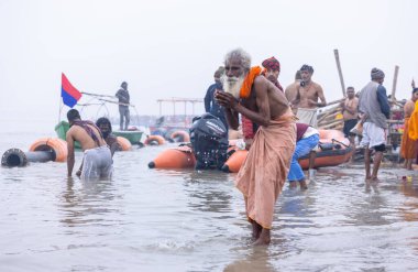 Prayagraj, Uttar Pradesh, Hindistan - 14 Ocak 2025: Mahakumbh, Mahakumbh, kutsal sadhu grubu ve dindarlar Sangam 'daki Ganga Nehri' ne doğru yürüyorlar..