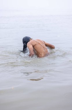 Prayagraj, Uttar Pradesh, Hindistan - 14 Ocak 2025: Mahakumbh, Mahakumbh, kutsal sadhu grubu ve dindarlar Sangam 'daki Ganga Nehri' ne doğru yürüyorlar..