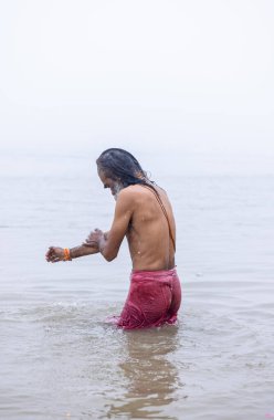 Prayagraj, Uttar Pradesh, Hindistan - 14 Ocak 2025: Mahakumbh, Mahakumbh, kutsal sadhu grubu ve dindarlar Sangam 'daki Ganga Nehri' ne doğru yürüyorlar..