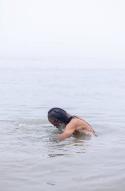 Prayagraj, Uttar Pradesh, Hindistan - 14 Ocak 2025: Mahakumbh, Mahakumbh, kutsal sadhu grubu ve dindarlar Sangam 'daki Ganga Nehri' ne doğru yürüyorlar..