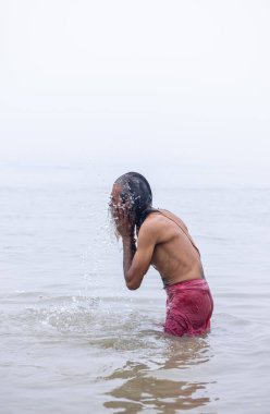 Prayagraj, Uttar Pradesh, Hindistan - 14 Ocak 2025: Mahakumbh, Mahakumbh, kutsal sadhu grubu ve dindarlar Sangam 'daki Ganga Nehri' ne doğru yürüyorlar..