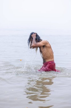 Prayagraj, Uttar Pradesh, Hindistan - 14 Ocak 2025: Mahakumbh, Mahakumbh, kutsal sadhu grubu ve dindarlar Sangam 'daki Ganga Nehri' ne doğru yürüyorlar..