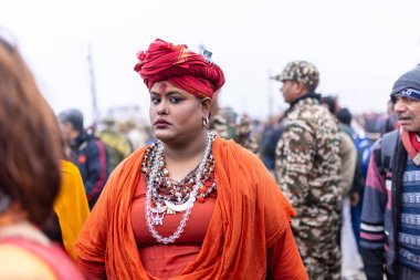 Prayagraj, Uttar Pradesh, Hindistan - 14 Ocak 2025: Mahakumbh, Mahakumbh, kutsal sadhu grubu ve dindarlar Sangam 'daki Ganga Nehri' ne doğru yürüyorlar..