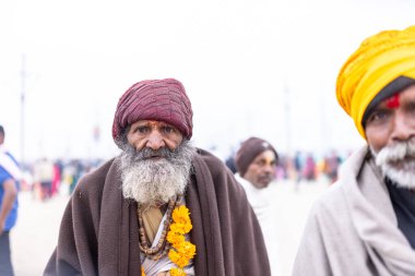 Prayagraj, Uttar Pradesh, Hindistan - 14 Ocak 2025: Mahakumbh, Mahakumbh, kutsal sadhu grubu ve dindarlar Sangam 'daki Ganga Nehri' ne doğru yürüyorlar..