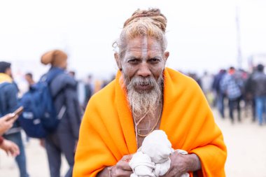 Prayagraj, Uttar Pradesh, Hindistan - 14 Ocak 2025: Mahakumbh, Mahakumbh, kutsal sadhu grubu ve dindarlar Sangam 'daki Ganga Nehri' ne doğru yürüyorlar..