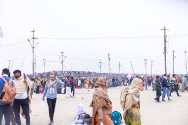 Prayagraj, Uttar Pradesh, Hindistan - 14 Ocak 2025: Mahakumbh, Mahakumbh, kutsal sadhu grubu ve dindarlar Sangam 'daki Ganga Nehri' ne doğru yürüyorlar..