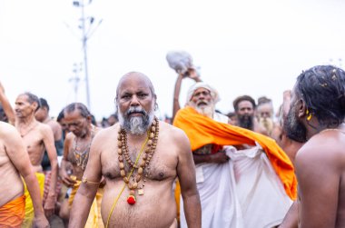 Prayagraj, Uttar Pradesh, Hindistan - 14 Ocak 2025: Mahakumbh, Mahakumbh, kutsal sadhu grubu ve dindarlar Sangam 'daki Ganga Nehri' ne doğru yürüyorlar..