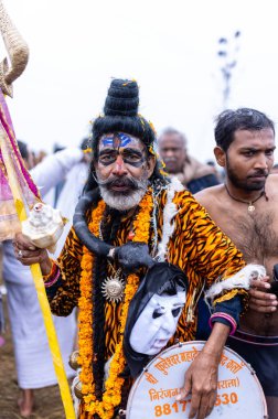 Prayagraj, Uttar Pradesh, Hindistan - 14 Ocak 2025: Mahakumbh, Mahakumbh, kutsal sadhu grubu ve dindarlar Sangam 'daki Ganga Nehri' ne doğru yürüyorlar..