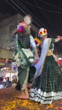 Gaziabad, Uttar Pradesh, Hindistan - 22 Ocak 2024: Hindu dindarlar tarafından Ayodhya 'daki Lord Ram Tapınağı açılışında renkli bantlar ve madalyalı atlar.