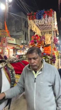 Ghaziabad, Uttar Pradesh, Hindistan 22 Ocak 2025: 4k video, bir grup sanatçı gece nikâhı sırasında sokaklarda enstrüman çalıyorlar..