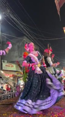 Gaziabad, Uttar Pradesh, Hindistan - 22 Ocak 2024: Hindu dindarlar tarafından Ayodhya 'daki Lord Ram Tapınağı açılışında renkli bantlar ve madalyalı atlar.
