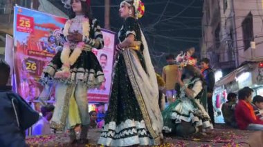 Gaziabad, Uttar Pradesh, Hindistan - 22 Ocak 2024: Hindu dindarlar tarafından Ayodhya 'daki Lord Ram Tapınağı açılışında renkli bantlar ve madalyalı atlar.