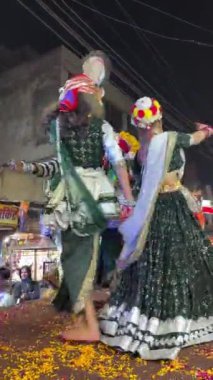 Gaziabad, Uttar Pradesh, Hindistan - 22 Ocak 2024: Hindu dindarlar tarafından Ayodhya 'daki Lord Ram Tapınağı açılışında renkli bantlar ve madalyalı atlar.