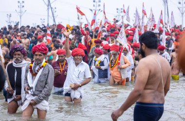Prayagraj, Uttar Pradesh, Hindistan - Ocak 2025: Mahakumbh, Mahakumbh, kutsal erkek sadhu baba grubu makar sankranti amrit snaan sırasında Ganga nehrinde kutsal dalış yapıyor.
