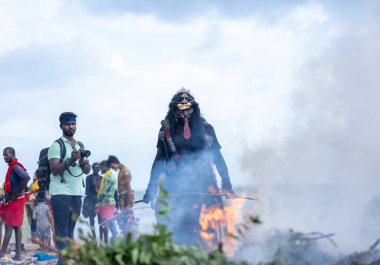 Kulashekharapatnam, Tamilnadu, Hindistan - 11 Ekim 2024: Kulasai, Hint Hindu dindar portresi boyalı yüz ve tanrıça Kali gibi giyinmiş kulasai dasara tarikatının ayinlerini gerçekleştirmek için.