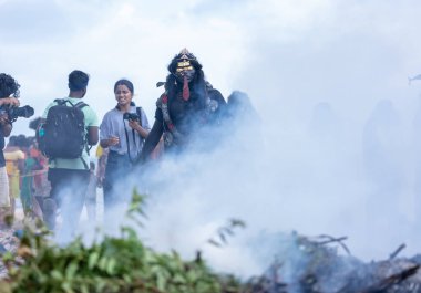 Kulashekharapatnam, Tamilnadu, Hindistan - 11 Ekim 2024: Kulasai, Hint Hindu dindar portresi boyalı yüz ve tanrıça Kali gibi giyinmiş kulasai dasara tarikatının ayinlerini gerçekleştirmek için.