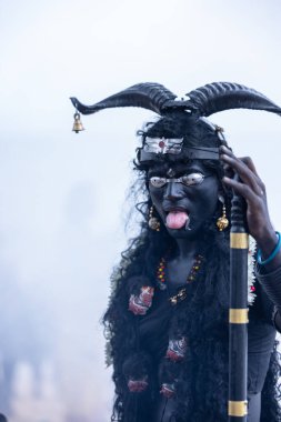 Kulashekharapatnam, Tamilnadu, Hindistan - 11 Ekim 2024: Kulasai, Hint Hindu dindar portresi boyalı yüz ve tanrıça Kali gibi giyinmiş kulasai dasara tarikatının ayinlerini gerçekleştirmek için.