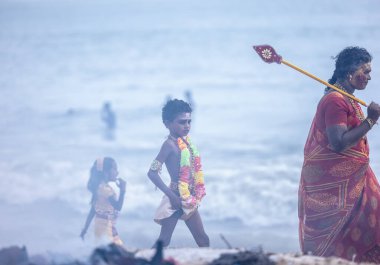 Kulashekharapatnam, Tamilnadu, Hindistan - 11 Ekim 2024: Kulasai, Hint Hindu dindar portresi boyalı yüz ve tanrıça Kali gibi giyinmiş kulasai dasara tarikatının ayinlerini gerçekleştirmek için.