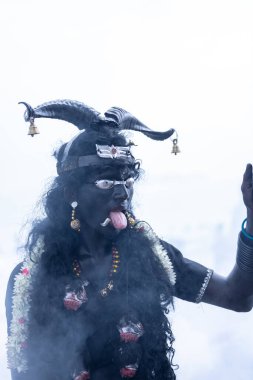 Kulashekharapatnam, Tamilnadu, Hindistan - 11 Ekim 2024: Kulasai, Hint Hindu dindar portresi boyalı yüz ve tanrıça Kali gibi giyinmiş kulasai dasara tarikatının ayinlerini gerçekleştirmek için.