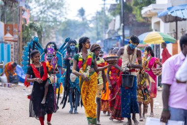 Kulashekharapatnam, Tamilnadu, Hindistan - 11 Ekim 2024: Kulasai, Hint Hindu dindar portresi boyalı yüz ve tanrıça Kali gibi giyinmiş kulasai dasara tarikatının ayinlerini gerçekleştirmek için.