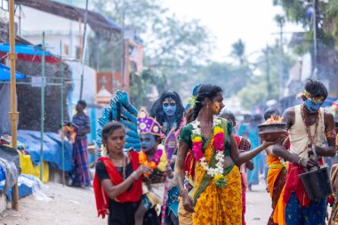 Kulashekharapatnam, Tamilnadu, Hindistan - 11 Ekim 2024: Kulasai, Hint Hindu dindar portresi boyalı yüz ve tanrıça Kali gibi giyinmiş kulasai dasara tarikatının ayinlerini gerçekleştirmek için.