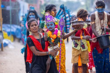 Kulashekharapatnam, Tamilnadu, Hindistan - 11 Ekim 2024: Kulasai, Hint Hindu dindar portresi boyalı yüz ve tanrıça Kali gibi giyinmiş kulasai dasara tarikatının ayinlerini gerçekleştirmek için.